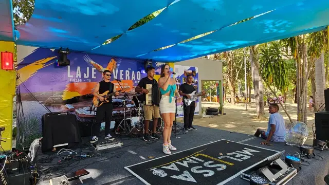 Lajeverão reúne moradores e turistas com música e lazer nas praias de Lajeado